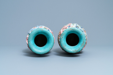 Cinq vases en porcelaine de Chine famille rose, 19&egrave;me