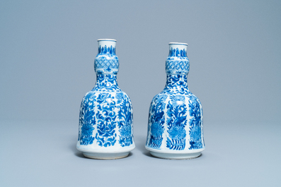 Une paire de bases de narguil&eacute; en porcelaine de Chine en bleu et blanc, Kangxi