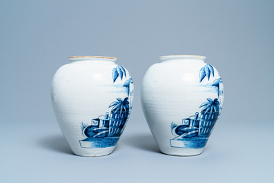 Une paire de pots &agrave; tabac en fa&iuml;ence de Delft en bleu et blanc &agrave; d&eacute;cor d'indiens, 18&egrave;me