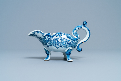 Une sauci&egrave;re en fa&iuml;ence de Delft en bleu et blanc, 18&egrave;me