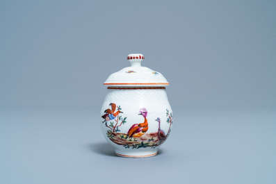 Une assiette et un cr&eacute;mier en porcelaine polychrome de Tournai &agrave; d&eacute;cor d'oiseaux, 18&egrave;me