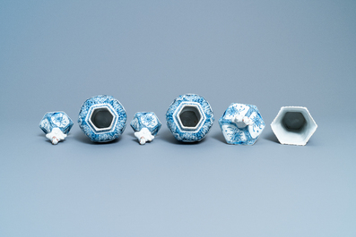 Une garniture de cinq vases en fa&iuml;ence de Delft en bleu et blanc, 18&egrave;me