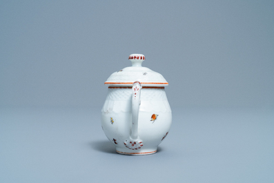 Une assiette et un cr&eacute;mier en porcelaine polychrome de Tournai &agrave; d&eacute;cor d'oiseaux, 18&egrave;me