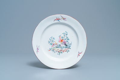 Une assiette et un cr&eacute;mier en porcelaine polychrome de Tournai &agrave; d&eacute;cor d'oiseaux, 18&egrave;me