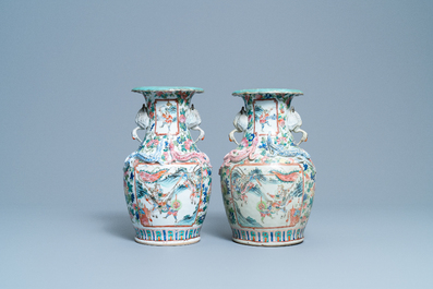 Cinq vases en porcelaine de Chine famille rose, 19&egrave;me