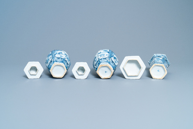 Une garniture de cinq vases en fa&iuml;ence de Delft en bleu et blanc, 18&egrave;me