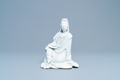 Een Chinese blanc de Chine figuur van Guanyin, zegelmerk, 19/20e eeuw