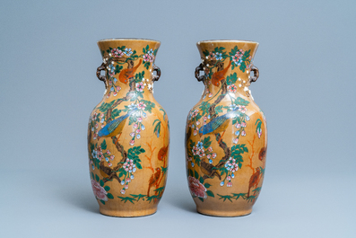 Une paire de vases en porcelaine de Chine dite 'de Nankin' &agrave; d&eacute;cor de Li Tieguai, 19&egrave;me