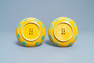 Une paire de coupes en porcelaine de Chine &agrave; d&eacute;cor de dragons sur fond jaune, marque et &eacute;poque de Tongzhi