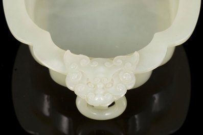 Une coupe en jade blanche sur socle en bois, Chine, Kangxi