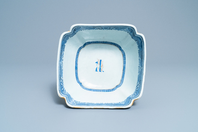 Un bol armori&eacute; pour le march&eacute; anglais aux armes de Gale en porcelaine de Chine en bleu, blanc et dor&eacute;, Qianlong