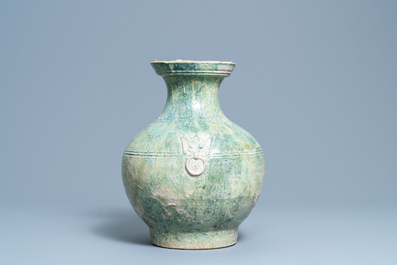 Een Chinese monochrome groene kruik, Han