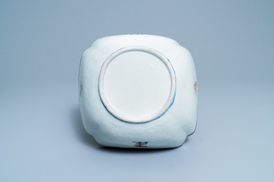 Un bol armori&eacute; pour le march&eacute; anglais aux armes de Gale en porcelaine de Chine en bleu, blanc et dor&eacute;, Qianlong
