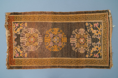 A rectangular Chinese hand-knotted wool carpet, 19/20th C.