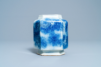 Un vase de forme hexagonale en porcelaine de Chine en bleu et blanc &agrave; d&eacute;cor d'un dragon, 19&egrave;me