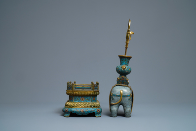 Un grand mod&egrave;le d'un &eacute;l&eacute;phant en bronze dor&eacute; et &eacute;maux cloisonn&eacute;s, marque de Qianlong, 19/20&egrave;me