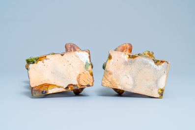 Une paire de mod&egrave;les de lions gardiens en porcelaine de Chine &agrave; &eacute;mail sancai, Ming