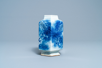 Un vase de forme hexagonale en porcelaine de Chine en bleu et blanc &agrave; d&eacute;cor d'un dragon, 19&egrave;me