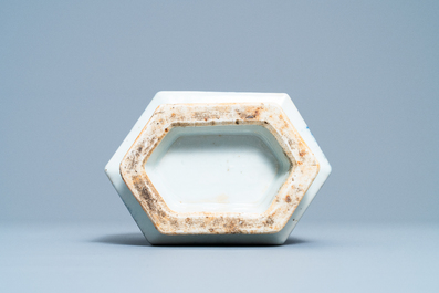 Un vase de forme hexagonale en porcelaine de Chine en bleu et blanc &agrave; d&eacute;cor d'un dragon, 19&egrave;me