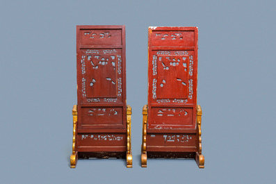 Une paire d'&eacute;crans en bois sculpt&eacute; et dor&eacute; pour le march&eacute; Straits ou Peranakan, 19&egrave;me