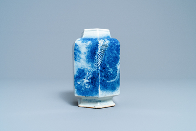 Un vase de forme hexagonale en porcelaine de Chine en bleu et blanc &agrave; d&eacute;cor d'un dragon, 19&egrave;me