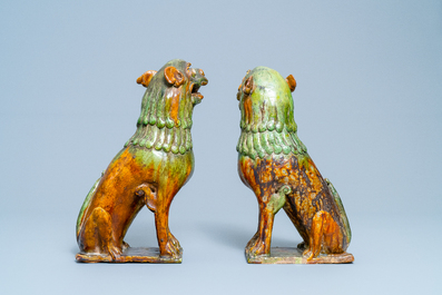 Une paire de mod&egrave;les de lions gardiens en porcelaine de Chine &agrave; &eacute;mail sancai, Ming