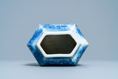 Un vase de forme hexagonale en porcelaine de Chine en bleu et blanc &agrave; d&eacute;cor d'un dragon, 19&egrave;me