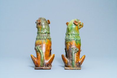 Une paire de mod&egrave;les de lions gardiens en porcelaine de Chine &agrave; &eacute;mail sancai, Ming