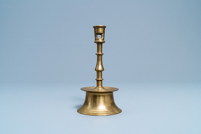Un bougeoir en bronze, Flandres ou Pays-Bas, 16&egrave;me