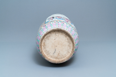 Un grand vase en porcelaine de Chine famille rose, 19&egrave;me
