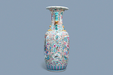Un grand vase en porcelaine de Chine famille rose, 19&egrave;me