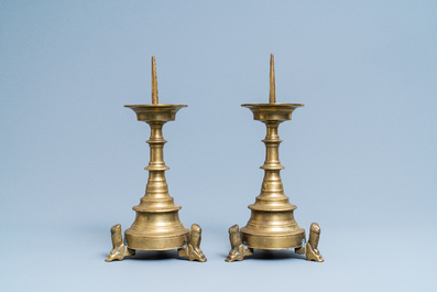 Une paire de bougeoirs en bronze, Flandres ou Pays-Bas, 16&egrave;me