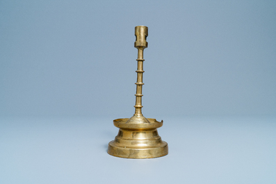Un bougeoir en bronze, Flandres ou Pays-Bas, 15&egrave;me