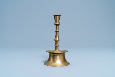Un bougeoir en bronze, Flandres ou Pays-Bas, 16&egrave;me