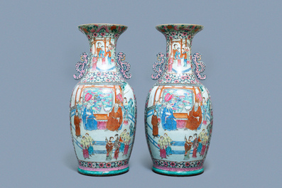 Une paire de grands vases en porcelaine de Chine famille rose, 19&egrave;me