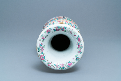 Un grand vase en porcelaine de Chine famille rose, 19&egrave;me
