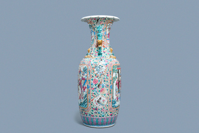 Un grand vase en porcelaine de Chine famille rose, 19&egrave;me