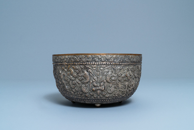 Un bol en argent dor&eacute; et repouss&eacute;, Tha&iuml;lande, 19/20&egrave;me