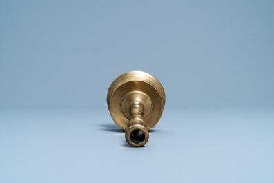 Un bougeoir en bronze, Flandres ou Pays-Bas, 16&egrave;me