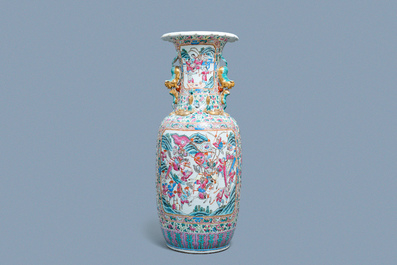 Un grand vase en porcelaine de Chine famille rose, 19&egrave;me