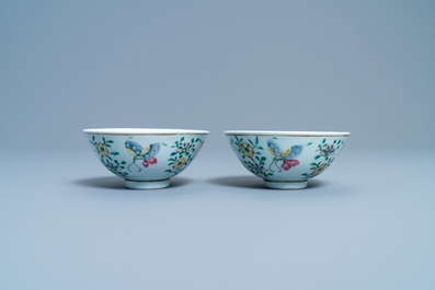 A pair of Chinese famille rose rice grain pattern 'butterfly' bowls, Qianlong mark, 18/19th C.