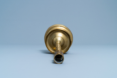 Un bougeoir en bronze, Flandres ou Pays-Bas, 15&egrave;me