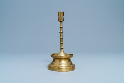 Un bougeoir en bronze, Flandres ou Pays-Bas, 15&egrave;me