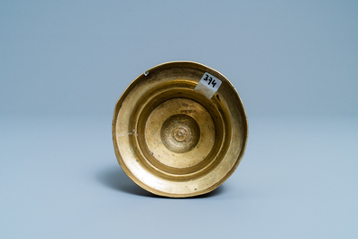 Un bougeoir en bronze, Flandres ou Pays-Bas, 15&egrave;me