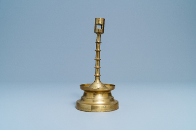 Un bougeoir en bronze, Flandres ou Pays-Bas, 15&egrave;me