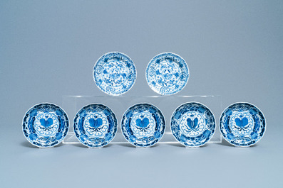Une collection vari&eacute;e de tasses et soucoupes en porcelaine de Chine famille rose et en bleu et blanc, Qianlong et 19&egrave;me