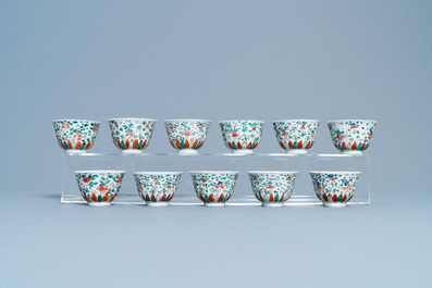 Eleven Chinese famille verte cups and thirteen saucers, Kangxi