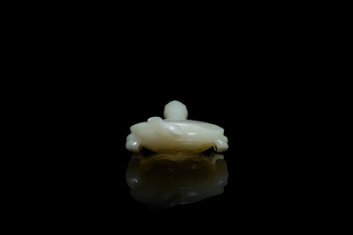 Een Chinese licht celadon jade penselenwasser in de vorm van een schildpad, 18/19e eeuw