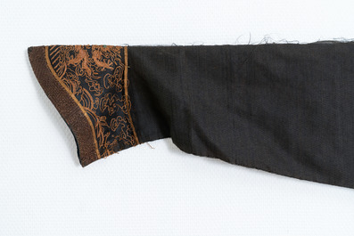 A Chinese gold-thread embroidered summer robe, 19th C.