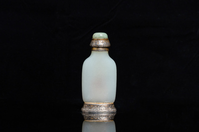 Une tabati&egrave;re en jade blanc et deux pi&egrave;ces en jade vert, Chine, 17&egrave;me et apr&egrave;s
